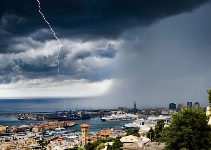 一道闪电劈向建筑物