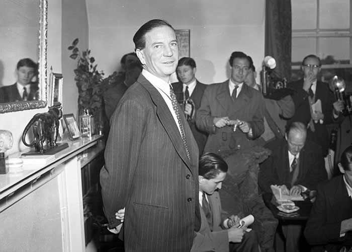 菲尔比为了保住自己的仕途,而主动向当局举报。