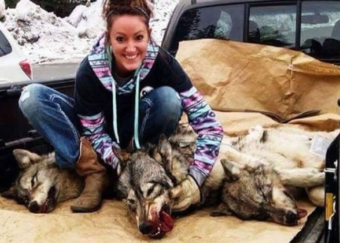 纳塔莉与豺狼尸体合照