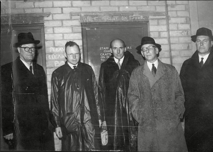 彭尼(左一)于1954年,警告苏联计划以核弹袭击伦敦。