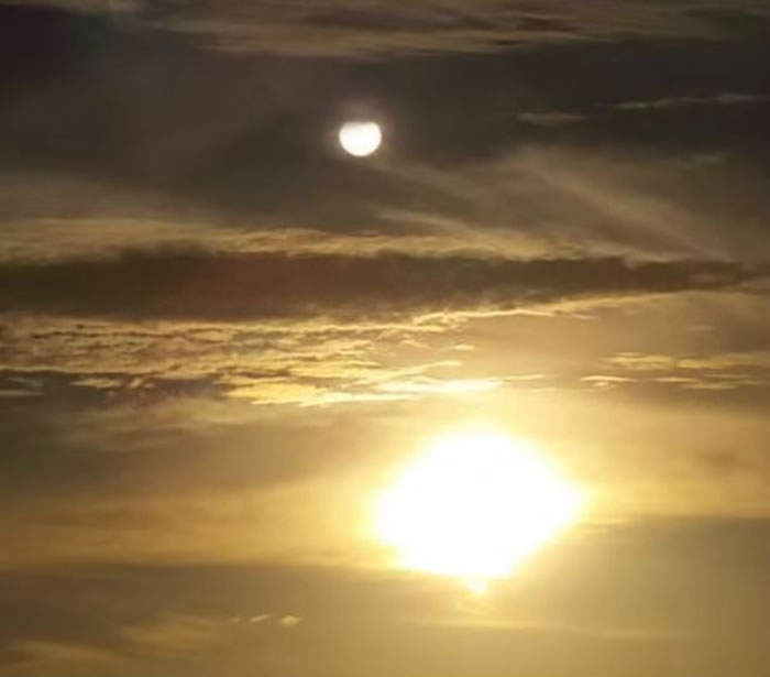 ����ָ������ʾ�ķ����򣬾��ǡ�X���ǡ���