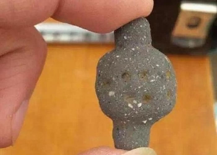 骰子中间有6个面,分别刻有代表着1至6的圆点,整体就像陀螺。