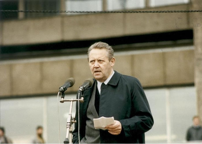 沙博夫斯基当年宣布民众可自由进出东德,促使后来的柏林围墙倒下。