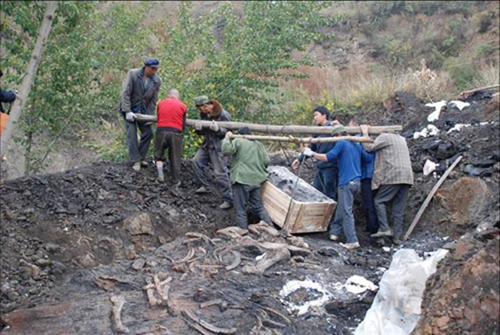 头骨抢救发掘现场-吉学平摄