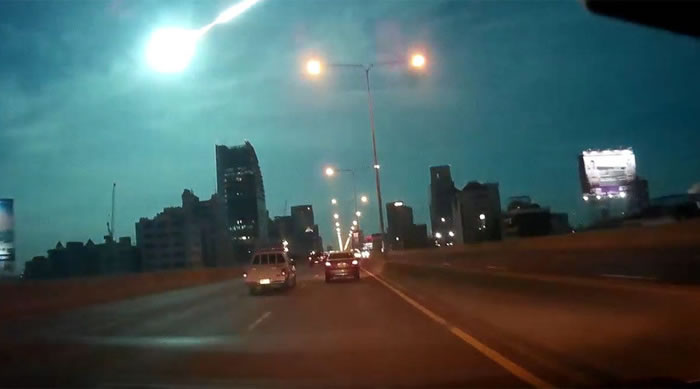 超大流星划过泰国曼谷夜空