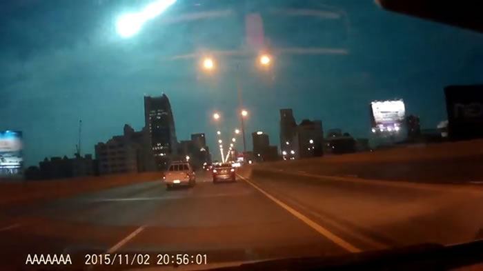 超大流星划过泰国曼谷夜空