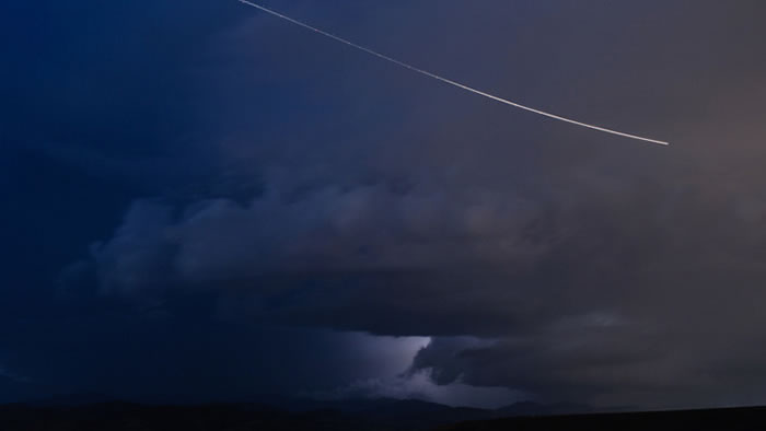 近地小行星“WT1190F”11月13日进入地球大气层 人们可以看到大气层中燃烧情景