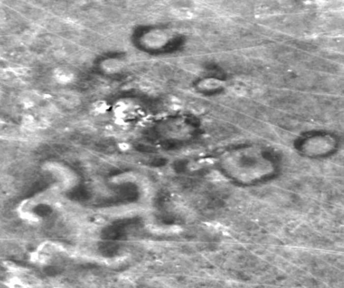 ����d��ͼ�ڽ��ڹ����˸ɲ�ԭ�ĺӵ������ϡ� Photograph by Digital Globe via NASA