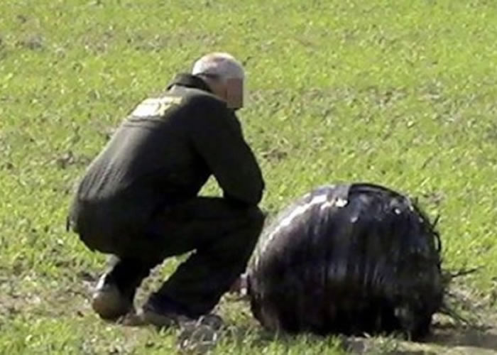 金属黑球来历不明,引起居民担忧。