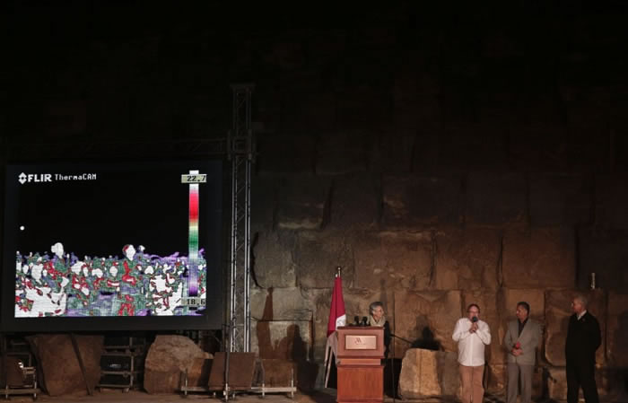 胡夫金字塔前放置的屏幕,显示金字塔内部存在「热异常」现象。