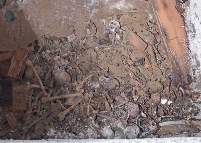 研究人员在墓地里,发现多具骸骨。