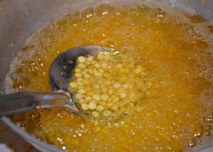 高温加热植物油,会释放有毒化合物,影响健康。