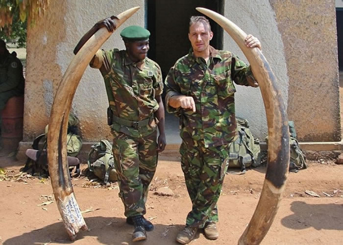 圣主抵抗军成员以猎牙换取弹药