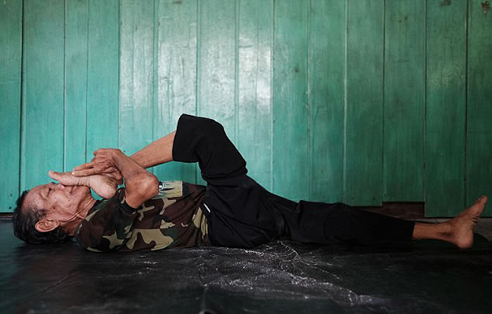 年轻时他曾一度以表演柔身术为生