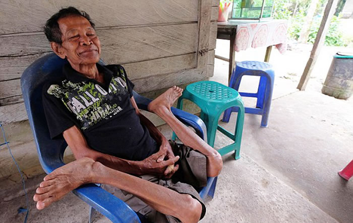 贝扬老人展现惊人的柔身术