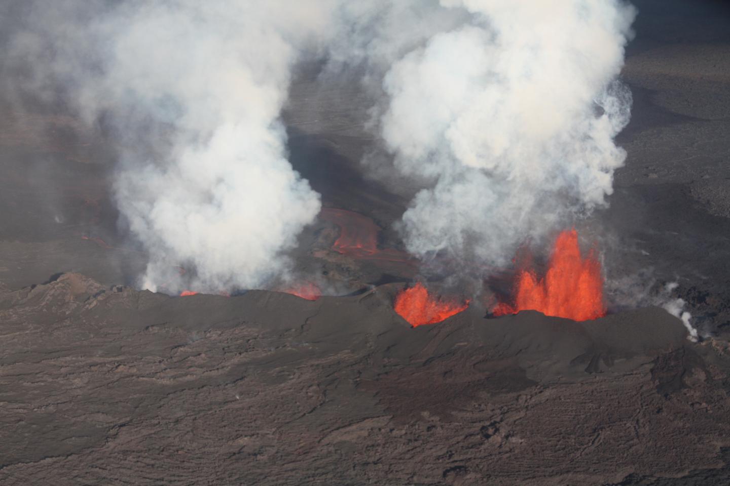 一幅空中拍摄的照片显示了冰岛Holuhraun熔岩地最近的火山爆发。这一爆发受到冰岛地幔柱的直接输送,而在喷出气体中有一定的比例被认为源自这一地幔柱的水蒸气。我