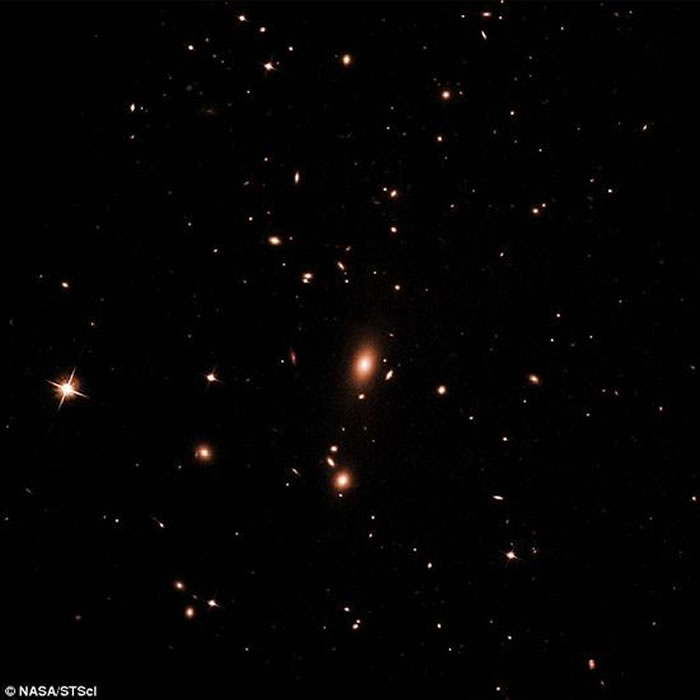 利用光学望远镜只能观察到微弱的星系团亮光。MS 0735.6+7421星系团距离地球约260万光年,发现于鹿豹座。