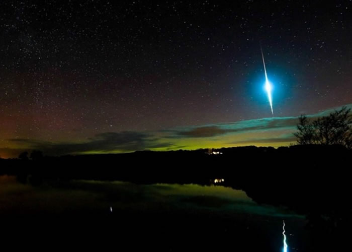 ������������½�ţ�������������һ��������ҫ���⣬��Խ������Ϊ����ҹ�յ�һĻ��