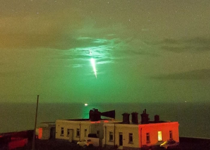 �������ڶ�Լ�˿����µ�ͬһ�����ǣ���ɫȴ�������޵���ɫ��