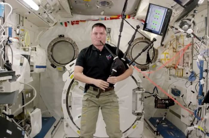 美国宇航员杰尔·林格伦在国际空间站吹奏风笛纪念已故同事