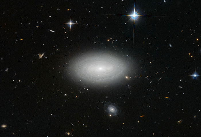 在宇宙中,星系一般会集群出现,如果有某个落单的星系存在,那么是一个罕见的现象