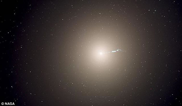 美国天文学家首次在遥远星系M87中探测到“脉动现象”，实际上是该星系内接近生命末期的恒星逐渐膨胀，并吞噬周围的行星，释放出脉冲式心跳光线。