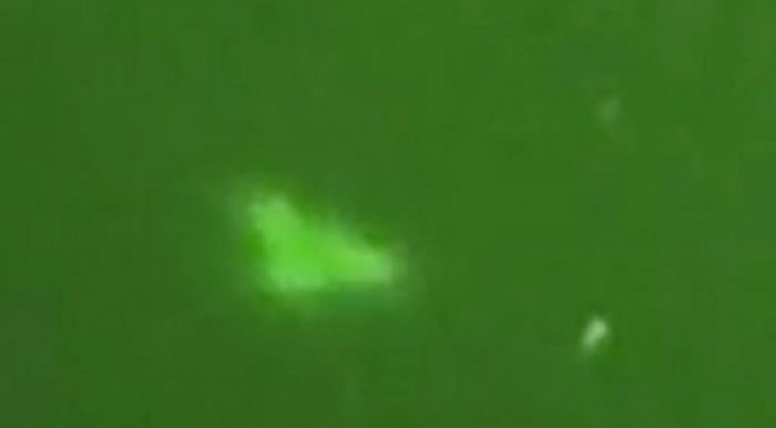 目前YouTube网友上传视频图像显示,11月13日晚上,澳大利亚墨尔本夜空出现超级UFO,形状是三角形。有人猜测可能是UFO取消屏蔽时呈现的“真实面目”