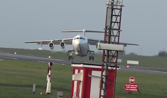 ��ʦ���Ա���ֱ�߷��С�