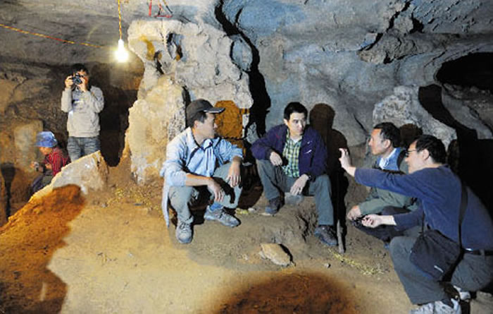 专家们在洞中商议发掘工作