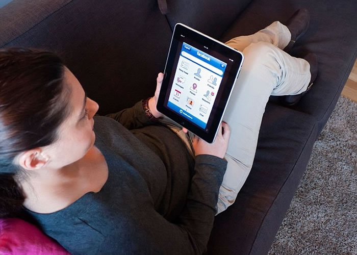 英国专家发明出一种新技术,取代现时的玻璃屏幕,有助减少耗电。