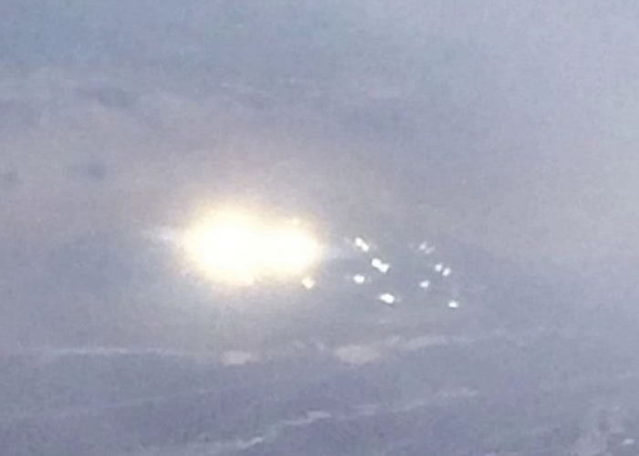 UFO发出使人眩目的光