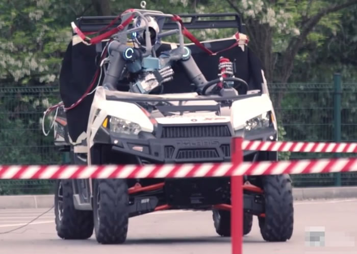 在控制人员遥控下，Walk-man机器人甚至可以驾驶汽车。