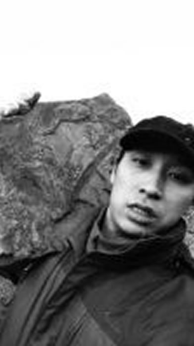 背着化石下山的小白