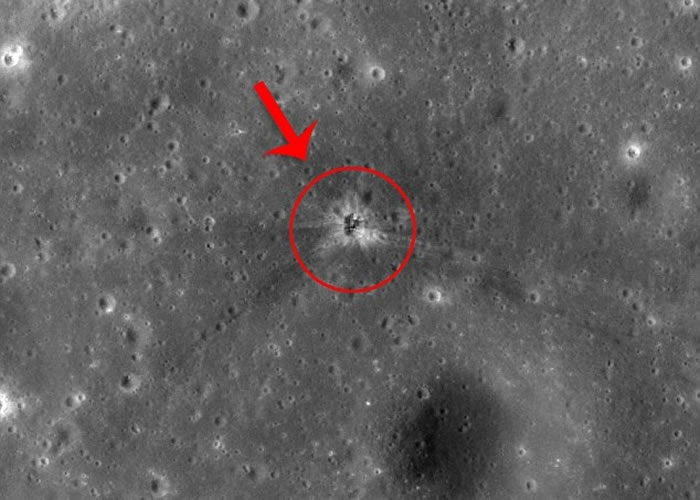 普莱夏研究月球高解像度地形照,成功发现推进器造成的坑洞(箭嘴示)。