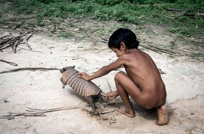 巴西亚马逊雨林神秘部落“阿佤族”妇女用乳哺育野生动物