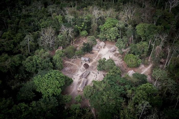 巴西亚马逊雨林神秘部落“阿佤族”妇女用乳哺育野生动物