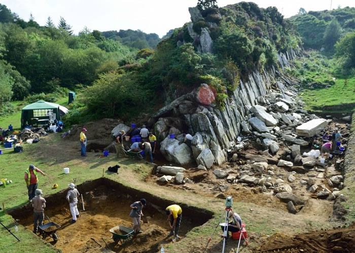 英国的大学考古精英在石场进行挖掘