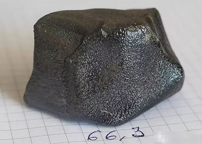 该些稀有的陨石外表光亮黝黑