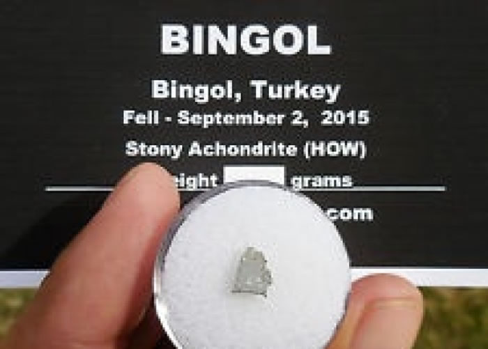 有人将陨石碎片放上拍卖网站出售