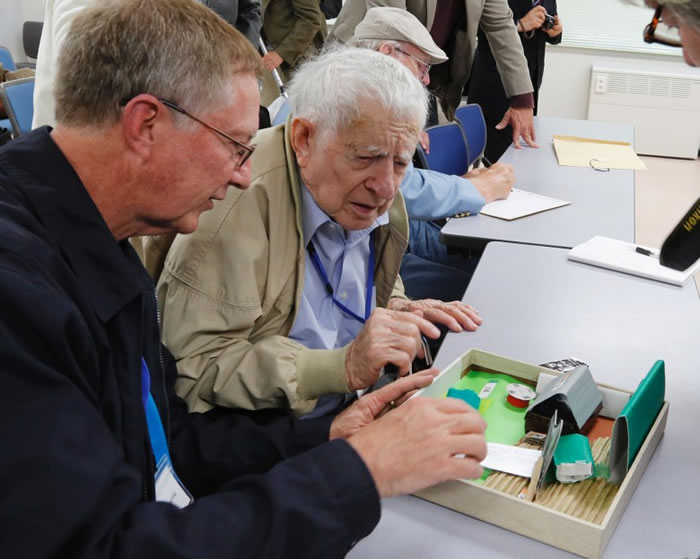 当儿子(左)以模型讲述当年轰炸机堕毁的情形,唐宁不禁思潮起伏。