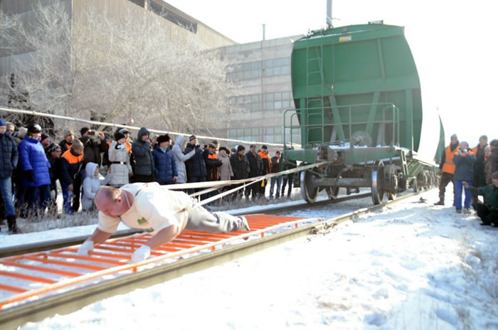 俄罗斯大力士伊万·沙夫金成功拉动六节火车车厢 总重量超500吨