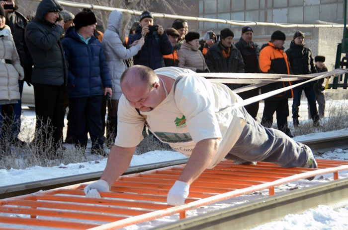 俄罗斯大力士伊万·沙夫金成功拉动六节火车车厢 总重量超500吨