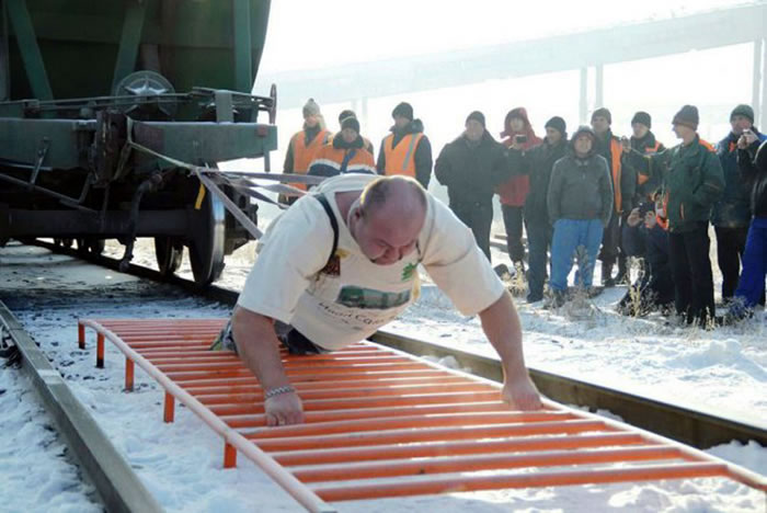 俄罗斯大力士伊万·沙夫金成功拉动六节火车车厢 总重量超500吨