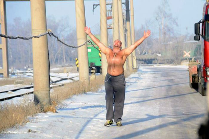 俄罗斯大力士伊万·沙夫金成功拉动六节火车车厢 总重量超500吨