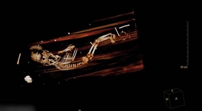 科学家扫描棺木,发现主教脚旁另有一具胎尸。