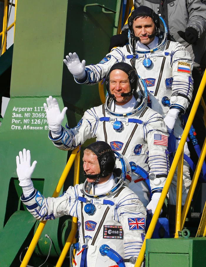 太空三雄升空前留影