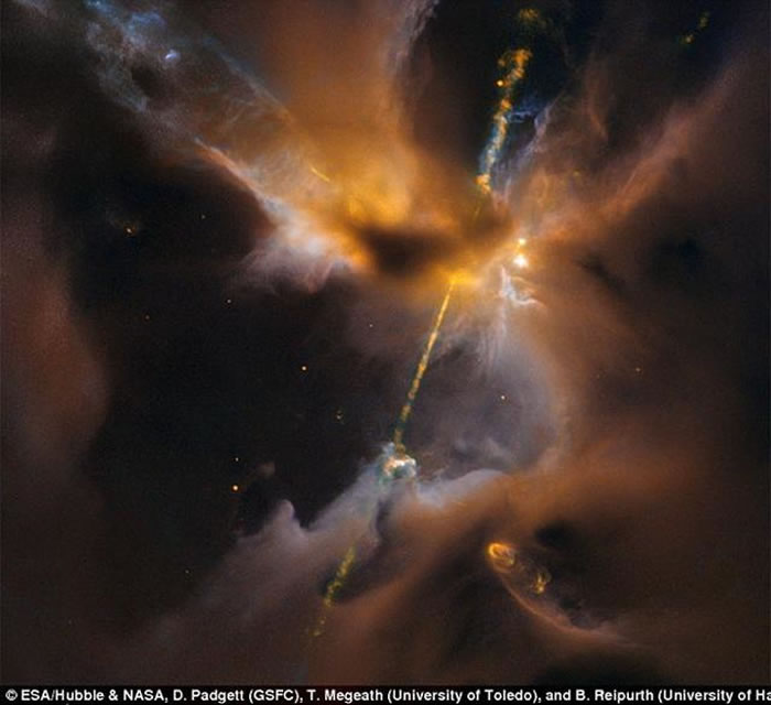 哈勃望远镜拍摄位于“猎户B分子云复合体”的“宇宙双刃光剑”