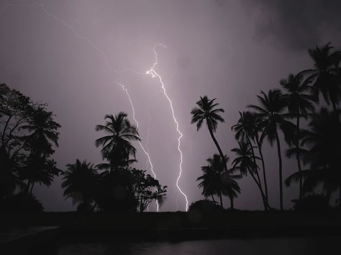马拉开波湖上的一个点被认为是世界上闪电袭击次数最多的点,每年有297天会有闪电出现。