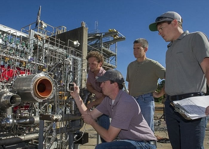 工作人员检查3D打印引擎