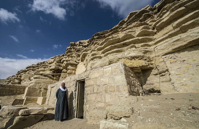 法国埃及学家亚兰·日维(Alain Zivie)在开罗以南20公里处的萨加拉(Saqqara)发现了埃及少年法老图坦卡蒙奶妈玛雅(Maia)的墓穴。